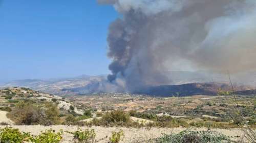 Μεγάλη ψωτιά στην Πάφο - Εκκενώνεται προληπτικά το χωριό Θρυνιά