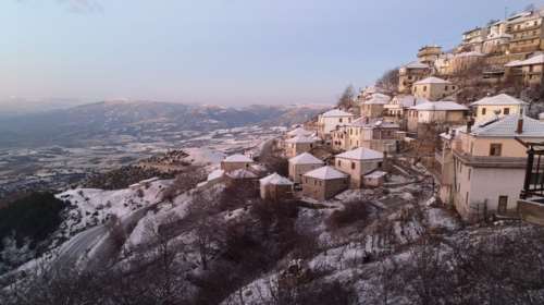 Χιόνισε στα ορεινά της Λάρισας – Η κακοκαιρία "κατεβαίνει" στα πεδινά [εικόνες]