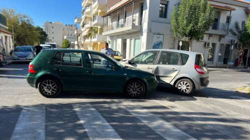 Τρελή πορεία αυτοκινήτου στην Καλαμάτα: Παρέσυρε και τραυμάτισε μαθητές [εικόνες]