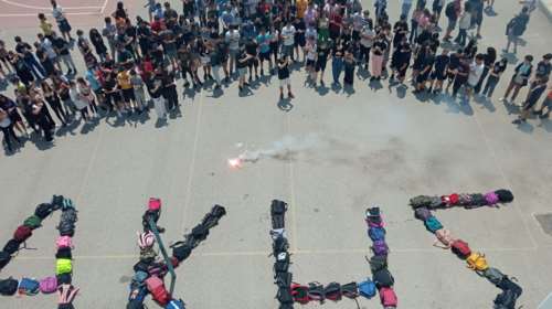 Βίντεο σοκ με ξυλοδαρμό συμμαθήτριας του 14χρονου Μάκη στο ίδιο σχολείο - &quot;Συστηματικό το bullying&quot;