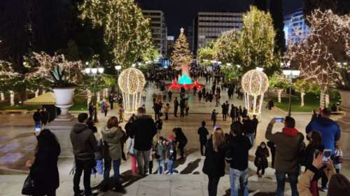 Οι Αθηναίοι αψήφησαν το lockdown - Κοσμοπλημμύρα στο Σύνταγμα – Αντιδράσεις στο twitter
