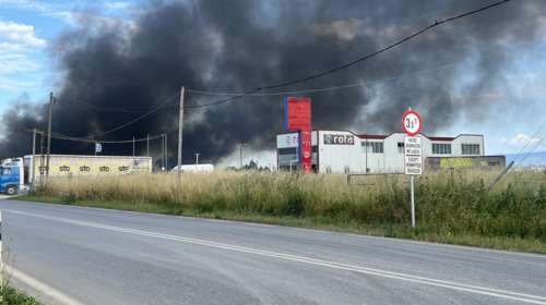 Σε συναγερμό η Πυροσβεστική στη Λάρισα: Μεγάλη φωτιά σε εργοστάσιο με μοκέτες [εικόνες - βίντεο]