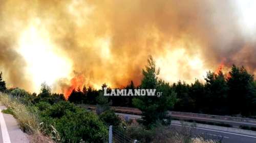 Φθιώτιδα: Κίνδυνος από μεγάλη φωτιά στο Μαρτίνο - Διεκόπη η κυκλοφορία στην Εθνική οδό Αθηνών - Λαμίας [βίντεο]