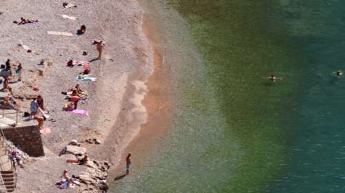 Σαββατοκύριακο με καύσωνα: Η καλοκαιρία γέμισε τις παραλίες
