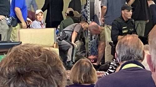 Νέα Υόρκη: Επίθεση κατά του Σαλμάν Ρουσντί - Μαχαιρώθηκε στον λαιμό, άγνωστη η κατάστασή του -Συνελήφθη ο δράστης [Εικόνες - Βίντεο]