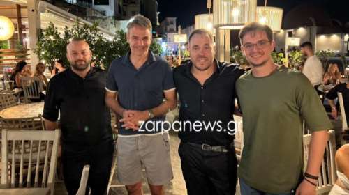 Κυριάκος Μητσοτάκης: Βραδινή βόλτα στα Χανιά με τη σύζυγό του Μαρέβα και τον γιο τους, Κωνσταντίνο [Εικόνες]