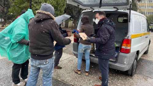 Κακοκαιρία: Ο ΟΚΑΝΑ διένειμε γάντια, κασκόλ, κουβέρτες στους τοξικοεξαρτημένους [εικόνες]