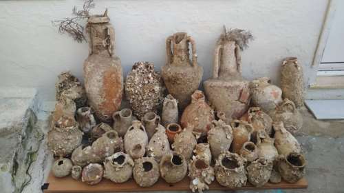 Κάλυμνος: Είχε στο σπίτι της... μουσείο με 56 αρχαίους αμφορείς και πήλινα αγγεία