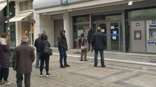 Κορονοϊός: Ουρές έξω από τράπεζες στη Λάρισα [εικόνες]