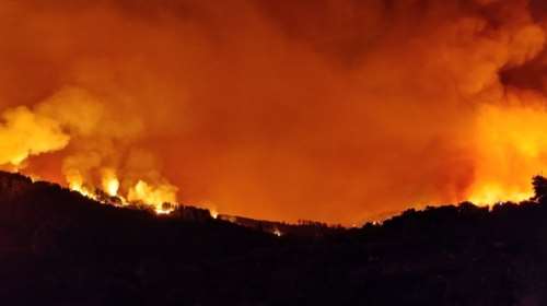 Ανεξέλεγκτη η φωτιά στην Εύβοια: Καίγονται σπίτια στις Ροβιές - Κάτοικοι απομακρύνονται με φέρι μποτ και βάρκες [Βίντεο]