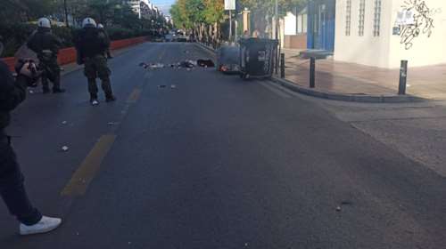 Επεισόδια έξω από την ΑΣΟΕΕ -  Οδοφράγματα και πετροπόλεμος με τα ΜΑΤ