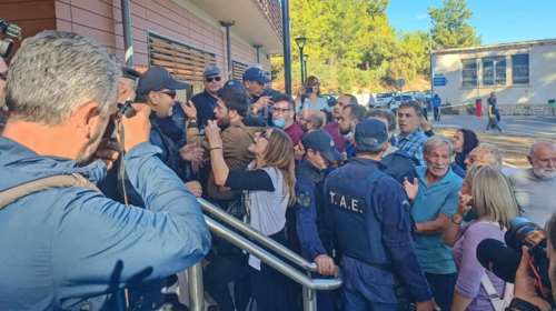 Ηράκλειο: Ενταση και διαπληκτισμοί στην υποδοχή Χρυσοχοϊδη στο Βενιζέλειο - Πανό και διαμαρτυρίες [εικόνες - βίντεο]