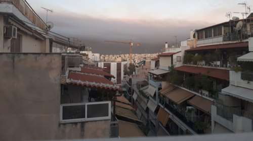 Φωτιά στον Σχίνο Κορινθίας: Αποπνικτική ατμόσφαιρα και στην Αττική - Στάχτες σε μπαλκόνια  [εικόνες]