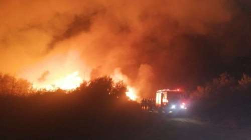 Μεγάλη φωτιά στην Αχαΐα: Μάχη να μην περάσουν οι φλόγες στο δάσος της Στροφυλιάς [βίντεο]