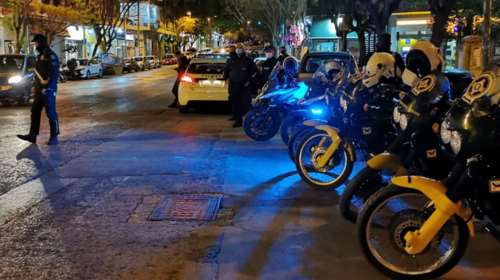 Μεγάλη επιχείρηση στο Παγκράτι: Έφοδος της ΕΛΑΣ στην πλατεία Βαρνάβα για να μη γίνει κορονοπάρτι