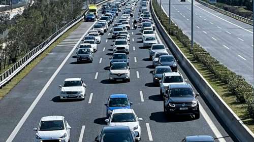 Αυτοκίνητο στην Αττική Οδό τυλίχθηκε στις φλόγες - Με δυσκολία διεξάγεται η κυκλοφορία