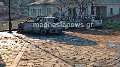Στις φλόγες τέσσερα αστυνομικά οχήματα έξω από το τμήμα Βορείου Πηλίου