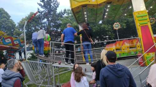 Αναστάτωση σε λούνα παρκ σε πανηγύρι στην Κοζάνη: Χάλασε το &quot;τρενάκι&quot; και κόπηκαν δυο βαγόνια [βίντεο, εικόνες]