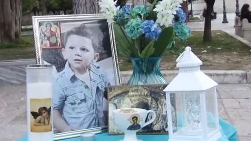 Σύνταγμα: Συγκέντρωση στη μνήμη του μικρού Άγγελου, που κακοποιήθηκε βάναυσα από τη μητέρα του και τον σύντροφό της