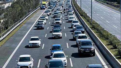 Αττική Οδός: Μποτιλιάρισμα μετά από σύγκρουση τεσσάρων οχημάτων