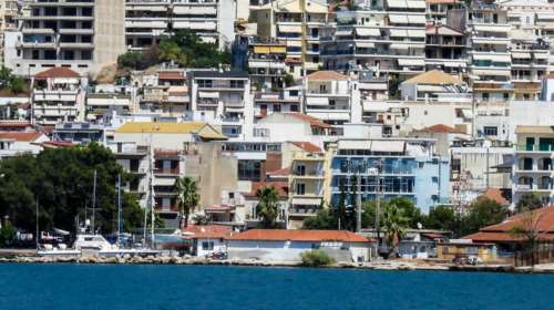 "Καρότο και μαστίγιο" στους ιδιοκτήτες ακινήτων για το άνοιγμα των κλειστών κατοικιών