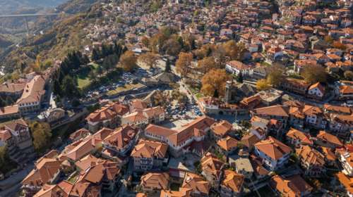 Το μικρό γραφικό χωριό με τα πέτρινα σπίτια, τις εκκλησίες και τα καλντερίμια, που έχει να διηγηθεί δεκάδες ιστορίες