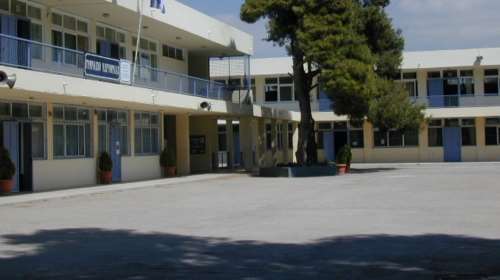 Ν. Ερυθραία: 16χρονα αδέλφια επιτέθηκαν με γροθιές και μαχαίρι σε συμμαθητή τους μέσα στο σχολείο