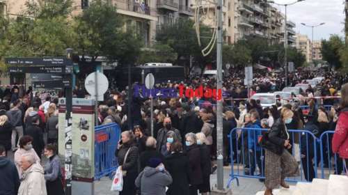 Θεσσαλονίκη: Συνωστισμός εκατοντάδων πιστών χωρίς μάσκες στη λιτανεία του Αγίου Δημητρίου- Επαναλαμβάνεται το 2020 [εικόνες-βίντεο]