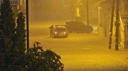 Η κακοκαιρία Elias χτυπά τα Τρίκαλα: Ποτάμια οι δρόμοι μέσα σε μία ώρα [βίντεο]