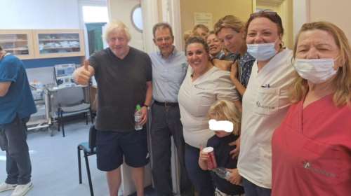 Μπόρις Τζόνσον: Στα επείγοντα του νοσοκομείου Καρύστου με τον γιο του - Ευχαρίστησε το προσωπικό - Τα περαστικά του Άδωνι Γεωργιάδη