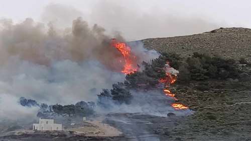 Καλύτερη εικόνα από τη φωτιά στην Πάρο -Μήνυμα 112 στους κατοίκους να εκκενώσουν προς την παραλία της Παροικιάς [εικόνες-βίντεο]