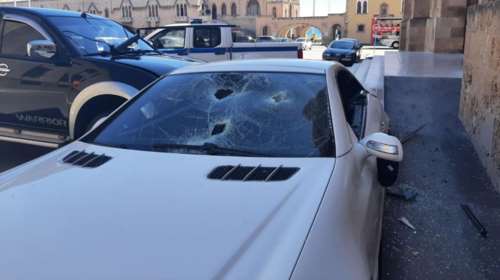 Ρόδος: Το απίστευτο βίντεο με τον υπαστυνόμο που εμβόλισε και διέλυσε με βαριοπούλα τη Mercedes του αστυνομικού διευθυντή