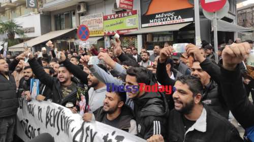 Καίνε 20ευρα οι Ρομά έξω από τα δικαστήρια στη Θεσσαλονίκη [βίντεο]