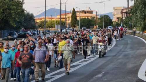 Καμένα Βούρλα: Έκλεισαν την Εθνική εξοργισμένοι κάτοικοι – Διαμαρτύρονται για τη μετεγκατάσταση προσφύγων [εικόνες-βίντεο]
