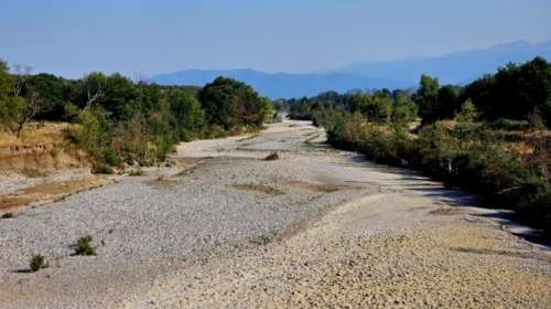 Αποκαρδιωτικό: Στέρεψε και ο Πηνειός - Κάτοικοι περνάνε μέσα από τον ποταμό για να κόψουν δρόμο [εικόνες-βίντεο]