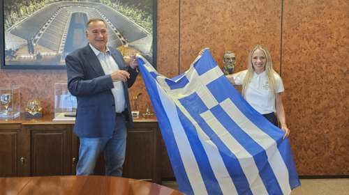 Παρίσι 2024: Ο Σπύρος Καπράλος παρέδωσε την ελληνική σημαία στη σημαιοφόρο Αντιγόνη Ντρισμπιώτη- &quot;Είναι τεράστια η τιμή&quot;