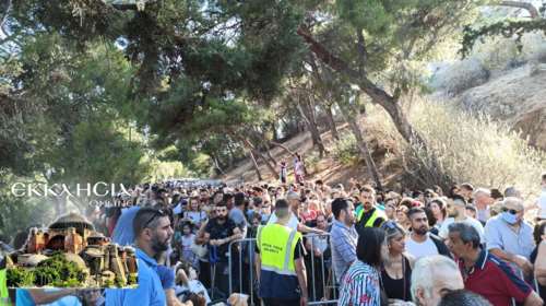Νέες εικόνες συνωστισμού σε Θεσσαλονίκη και Λυκαβηττό για τον Αγιο Παϊσιο - Καμία απόσταση, κανείς δεν φορά μάσκα [εικόνες]