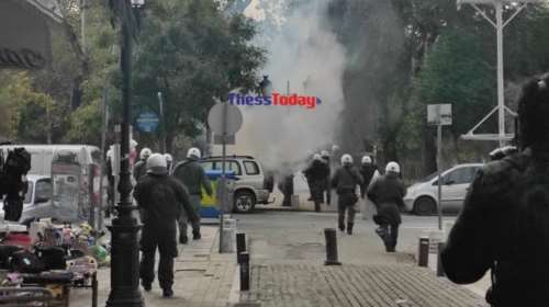 Επεισόδια στη Θεσσαλονίκη μετά τις κινητοποιήσεις για την ακρίβεια - Εσπασαν τζαμαρίες - Τουλάχιστον οκτώ προσαγωγές