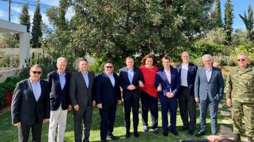 &quot;Απόβαση&quot; Αμερικανών στο σπίτι της Ντόρας στα Χανιά: Ντολμαδάκια α λα Μαρίκα, γιουβέτσι, γαρίδες και σπανακόπιτα