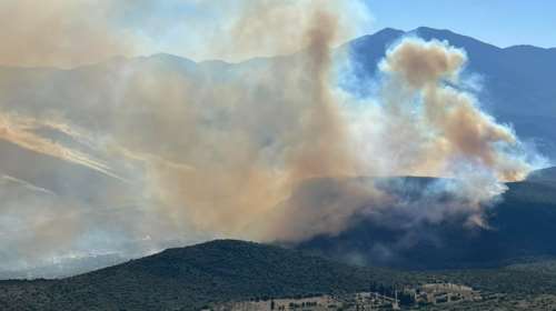 Μεγάλη φωτιά στην Άμφισσα: Ανεξέλεγκτη η πυρκαγιά - Καίει σε τρία μέτωπα - Άνεμοι 6 μποφόρ [Εικόνες - Βίντεο]