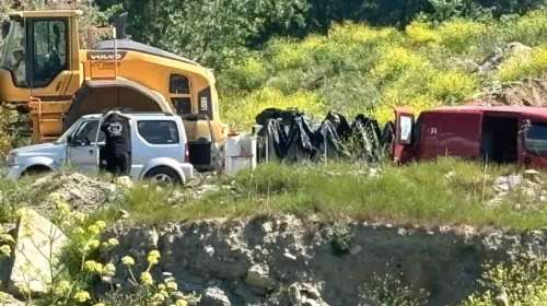 Τέμπη: Σοκαριστικές φωτογραφίες ντοκουμέντο με βιολογικό υλικό, προσωπικά αντικείμενα και συντρίμμια πεταμένα σε οικόπεδο