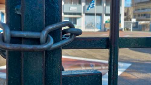 Σοκ σε νηπιαγωγείο στους Αγίους Αναργύρους: Εικοσάχρονος θώπευσε 5χρονο κοριτσάκι μέσα από τα κάγκελα - Δύο συλλήψεις