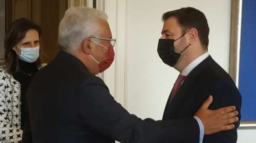 Ο πρωθυπουργός της Πορτογαλίας στο συνέδριο του ΠΑΣΟΚ: Νίκο μου, είναι ώρα να ανατείλει ο πράσινος ήλιος