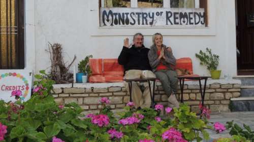 &quot;Υπουργός Θεραπείας&quot;: Οι απίστευτες κομπίνες της 49χρονης Βρετανίδας - Παραρτήματα σε Σάμο, Ικαρία και... ναρκωτικά