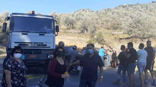 Νέα ένταση στη Μόρια: Ο δήμος και οι κάτοικοι στήνουν οδοφράγματα και εμποδίζουν τα μηχανήματα του στρατού [εικόνες]