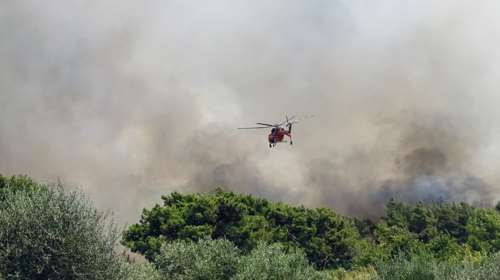 Μεγάλη φωτιά σε εξέλιξη στη Μάνδρα: Επιχειρούν πέντε αεροσκάφη και δύο ελικόπτερα