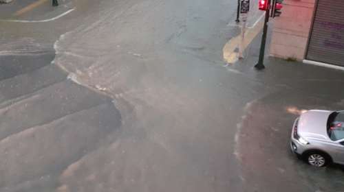 Κακοκαιρία Daniel: Εγκλωβίστηκαν οδηγοί στον Βόλο - Πλημμύρισαν δρόμοι και καταστήματα - Μήνυμα 112 [εικόνες - βίντεο]