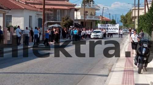 Έγκλημα στη Φολέγανδρο: Ανείπωτος θρήνος στην κηδεία της 26χρονης - Με λευκό φέρετρο και πανό &quot;Όχι άλλη Γαρυφαλλιά&quot; [εικόνες-βίντεο]