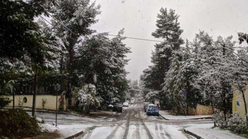 Κακοκαιρία &quot;Λέανδρος&quot;: Σε λευκό κλοιό η Αττική - Πού χιονίζει στα βόρεια προάστια [εικόνες]