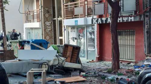 Τέλος η κατάληψη &quot;Ντουγρού&quot; στη Λάρισα: Μέχρι και μπουκάλια με... ούρα πετούσαν στους αστυνομικούς